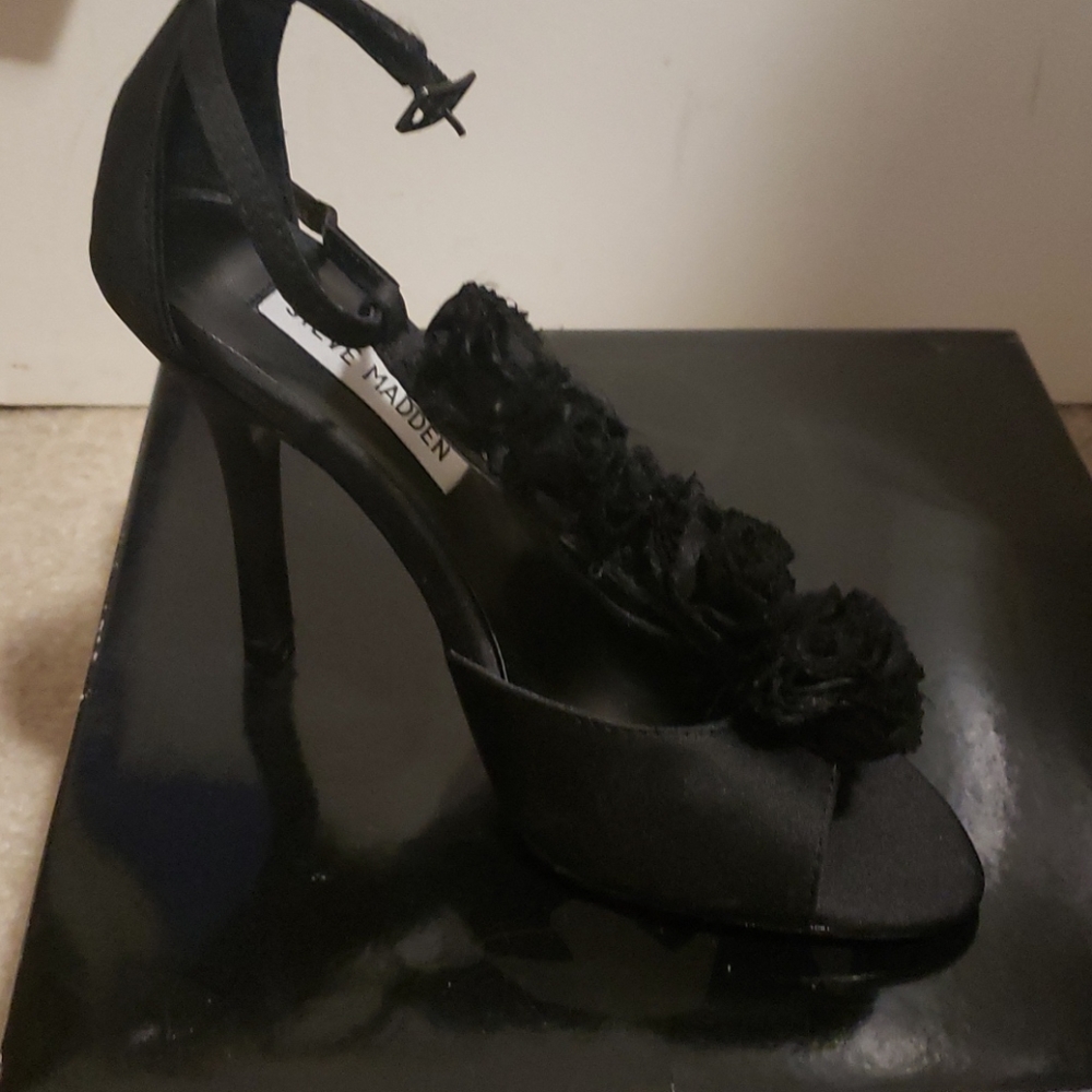New! Steve Madden "Alisah" black satin 5.5